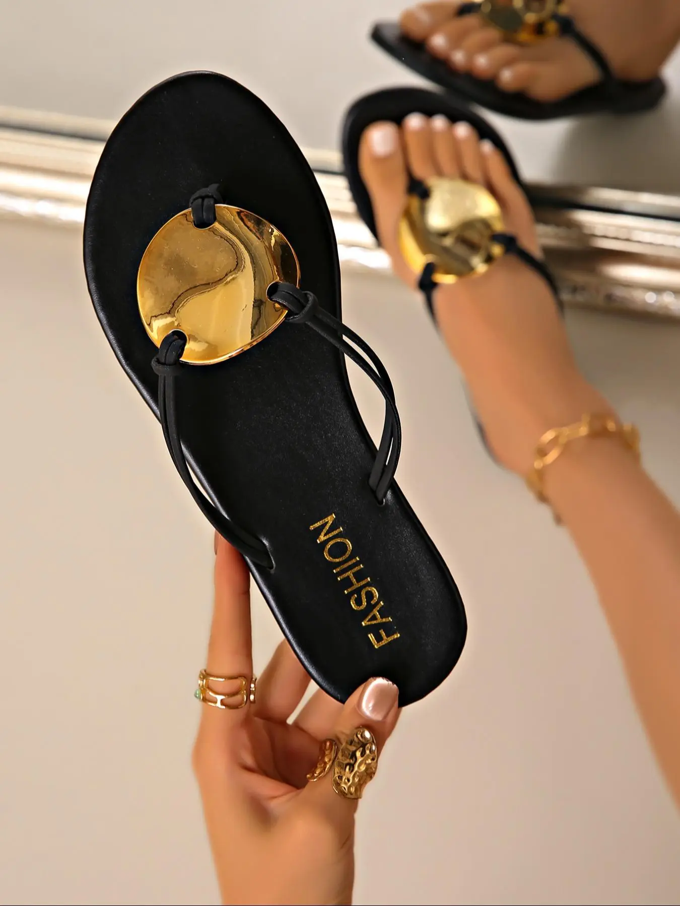 FITORY Women's Flat Thong Lightweight Sandals, Stylish Summer Soft PU Leather Fashionable Flip Flops, Elegant Casual Shoes for Beach and Outdoor Activities, Casual Fashion Footwear