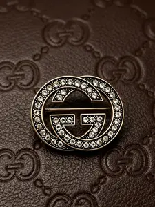 Vintage GG Brooch with Antique Bronze Finish and Chain Texture, Retro Style Lapel Pin for Daily Wear and Themed Parties, Unique Statement Jewelry for Women