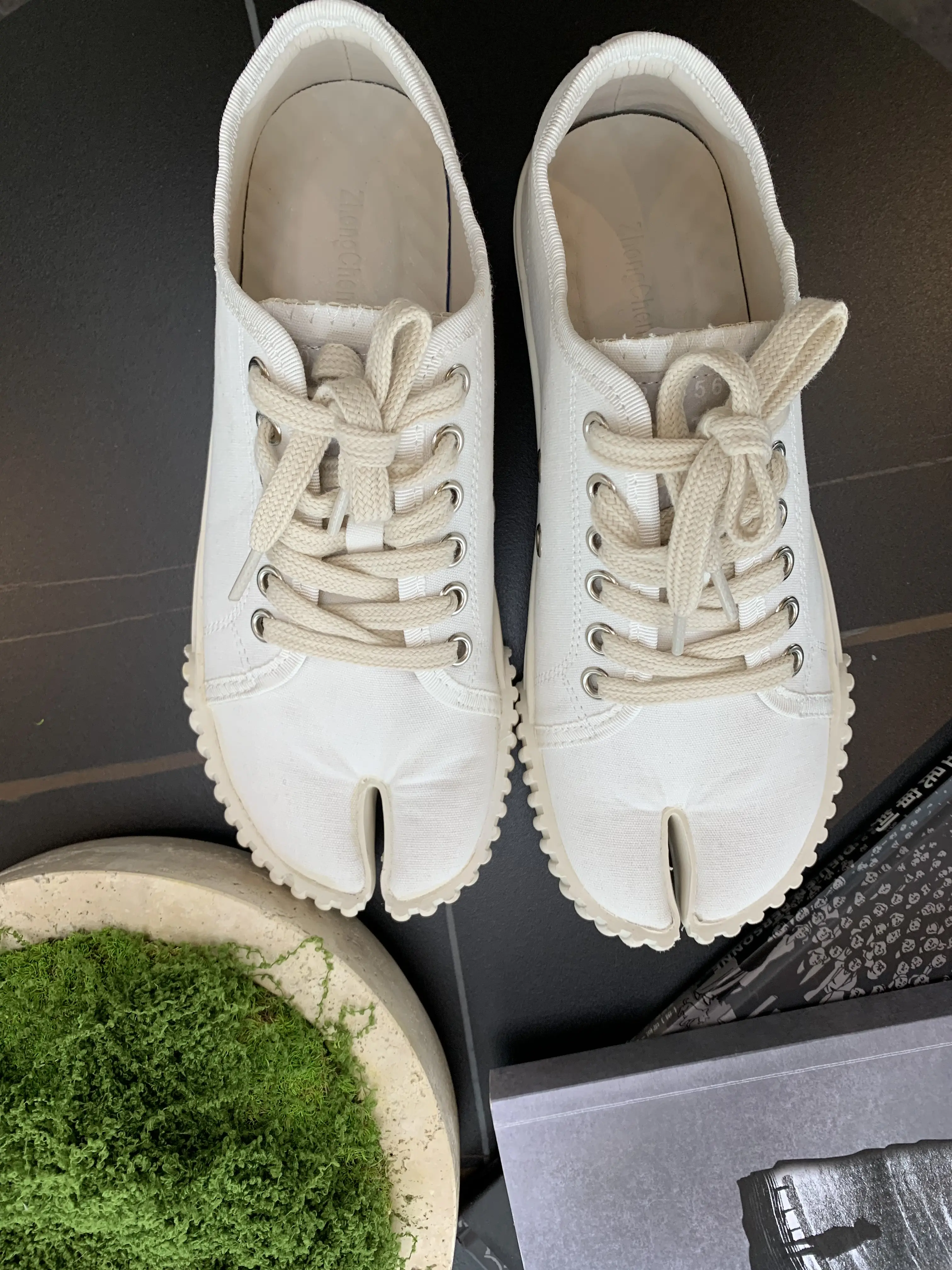 Unisex canvas shoes, lace-up low-top sneakers, available in black and white, non-slip waffle sole, retro casual Forrest Gump-style shoes, everyday walking shoes, suitable for pairing with jeans and skirts for street outfits.