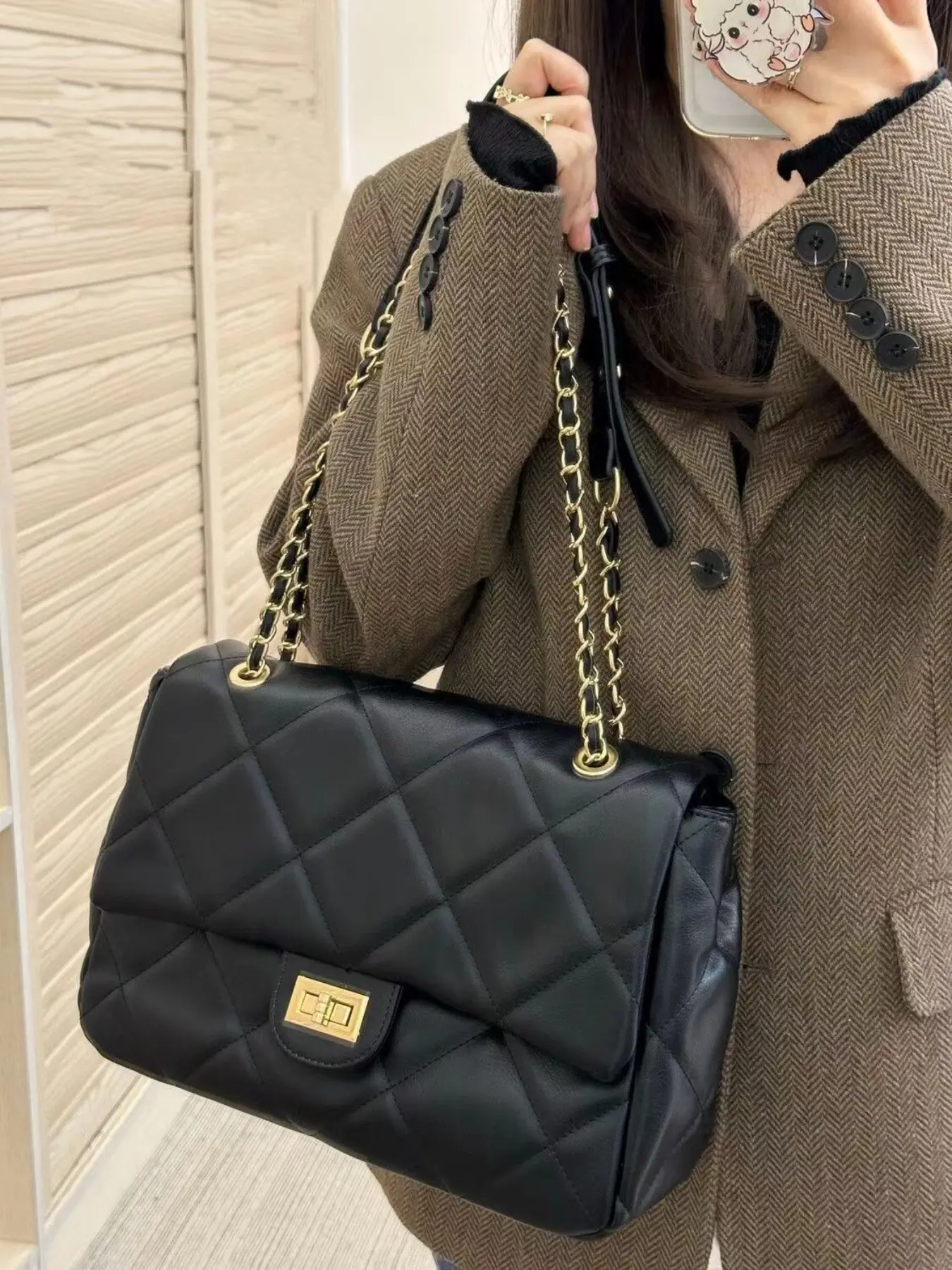 Quilted women's hobo shoulder bag, Pu leather bag, Daily Commute Bag, with a versatile design, featuring a wide metal chain strap, perfect for commuting and formal occasions