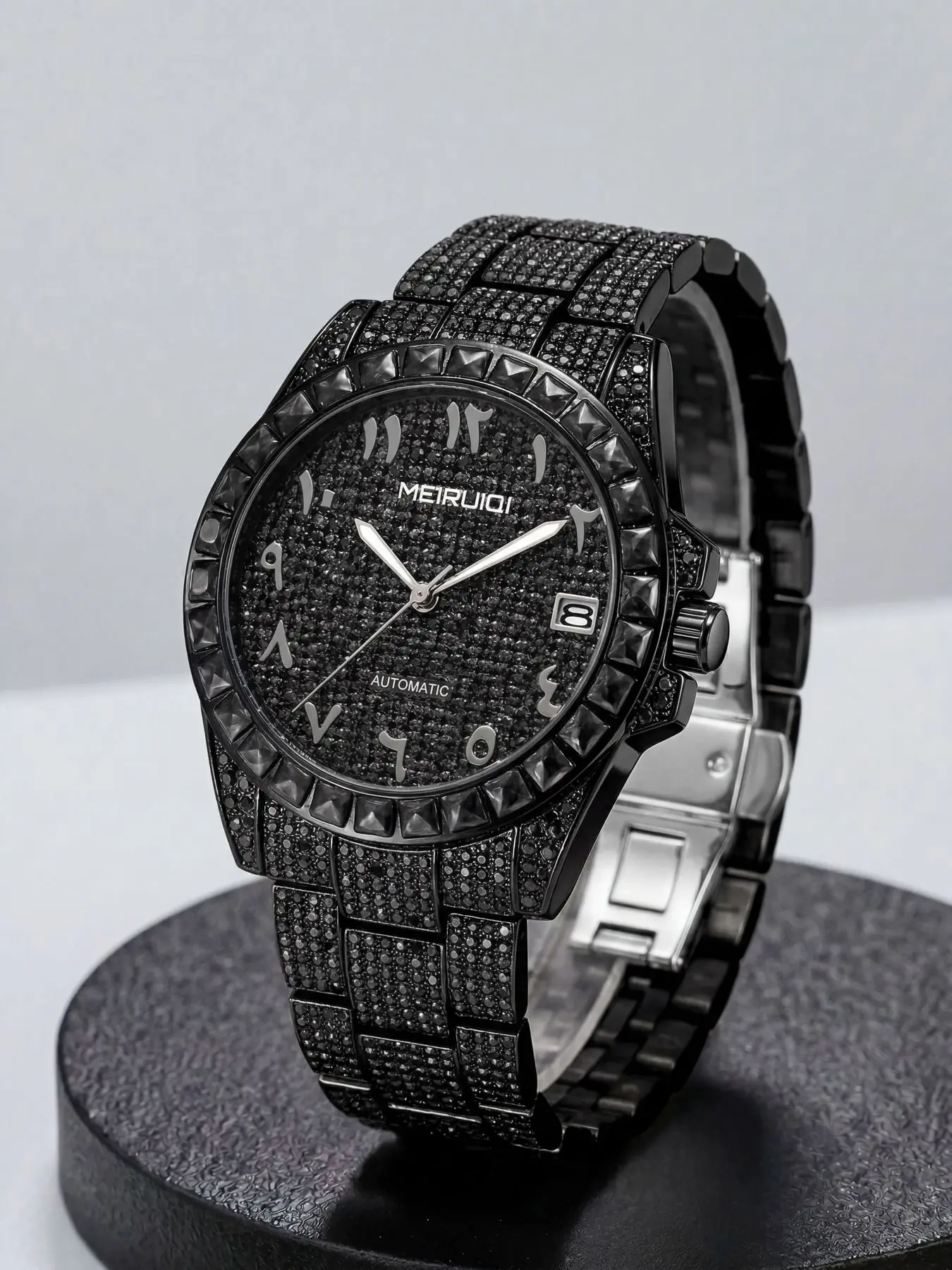 A men's all-black watch fully adorned with sparkling, trendy, personalized, cool, modern, versatile fashion item, Stylish watch, suitable for everyday and party wear, fully automatic mechanical watch, Modern Fashionable Wristwatch