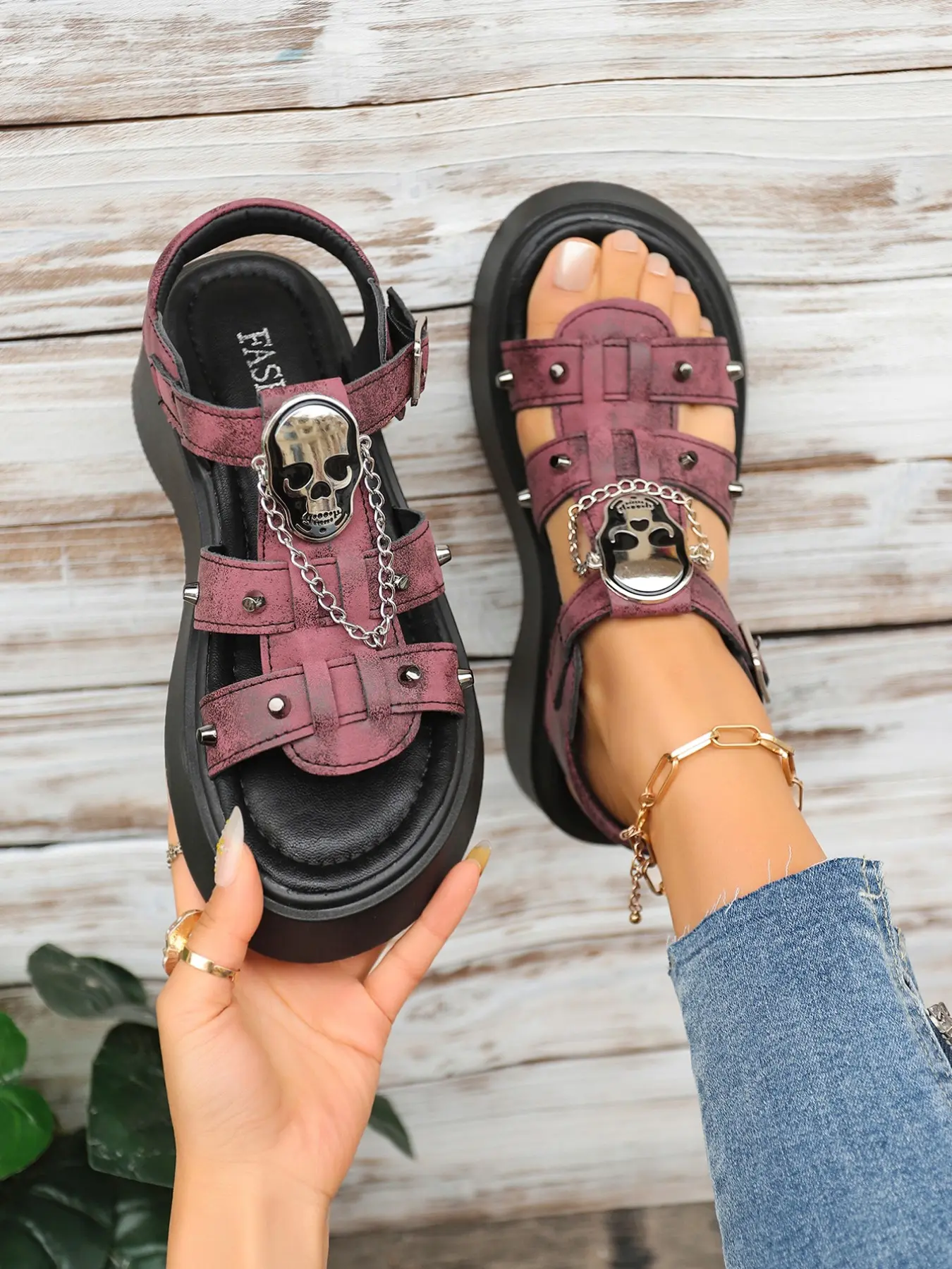 Summer New Fashion Gothic Skull Rivet Thick Sole Sandals Women, Punk Platform One Strap Roman Beach Sandals, Casual Beach Shoes, Casual Fashion Sandals, Footwear for Beach, PU Upper Rubber Sole
