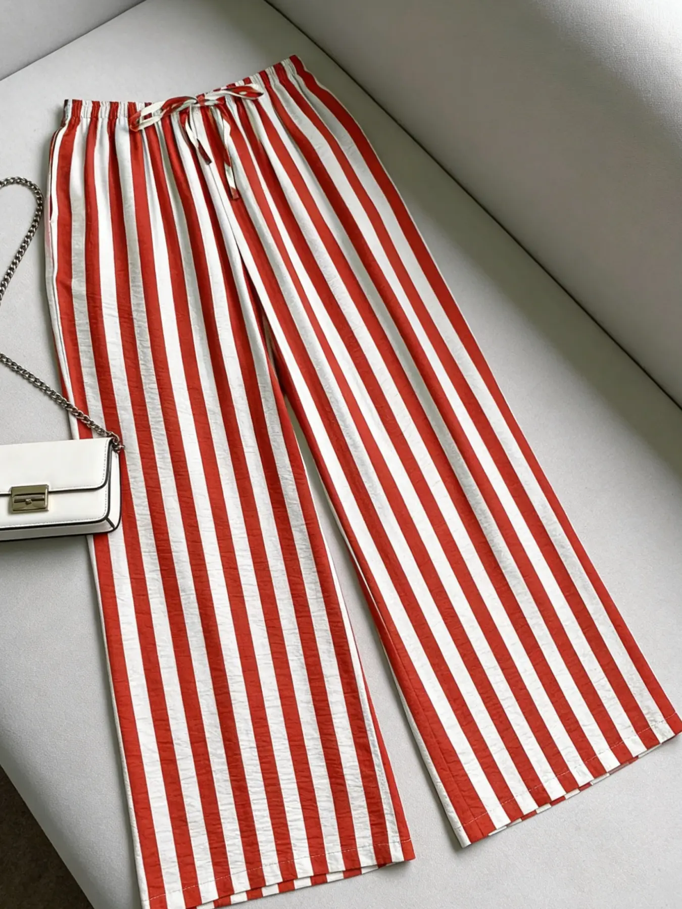 A women's Korean style lazy Loungewear Homewear Womenswear red and white striped Casual wide leg Lightweight Lounge Pants with fashionable elastic waistband and a slimming effect, suitable for all seasons, suitable for home, indoor, and outdoor wear