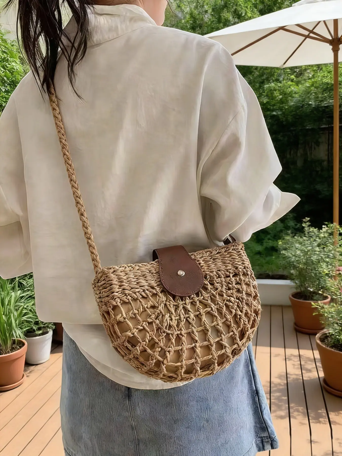 retro fashion openwork mesh woven single shoulder bag, Handbag Shoulder Purse, Fashionable crossbody bag, featuring a semi-circular design with a soft, romantic vibe and minimalist texture, ideal for beach vacations, dates