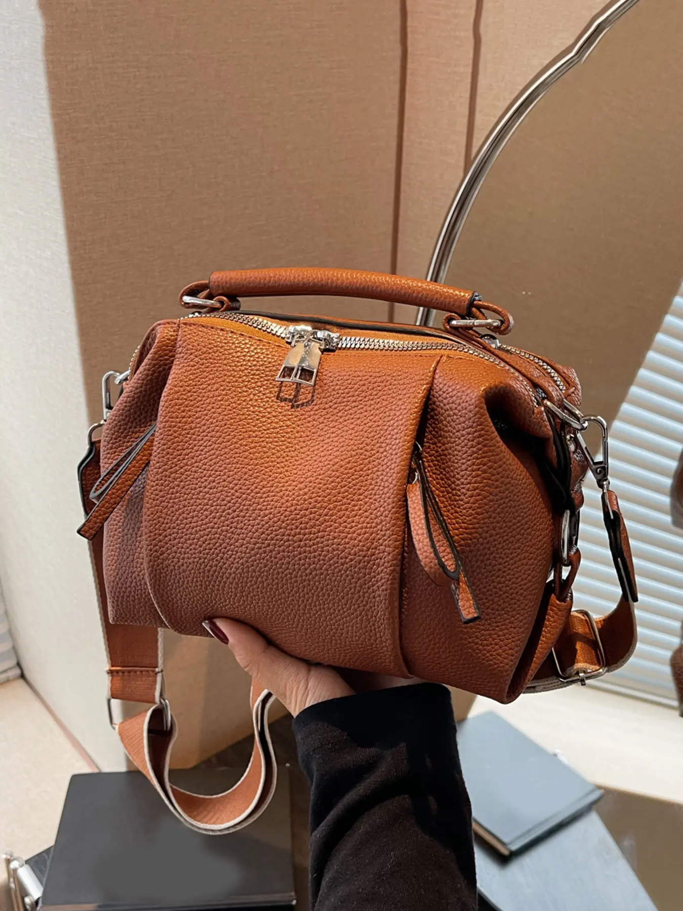 minimalist multi pocket shoulder bag, retro style generous wide shoulder strap crossbody bag, niche design versatile handbag, Casual crossbody bag, Casual messenger bags, Crossbody Handbags, Casual Fashion Bag, suitable for shopping, commuting, parties