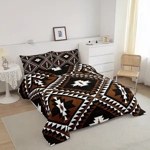 This 3-piece bohemian-style duvet cover set features a geometric diamond and Aztec motifs pattern and includes one duvet cover (with 200g of filling) and two pillowcases (without pillow inserts).