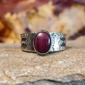 Purple Spiny Oyster Shell Hammer-finish Ring by Raymond Coriz GJ-RNG-0222 Size 9.5