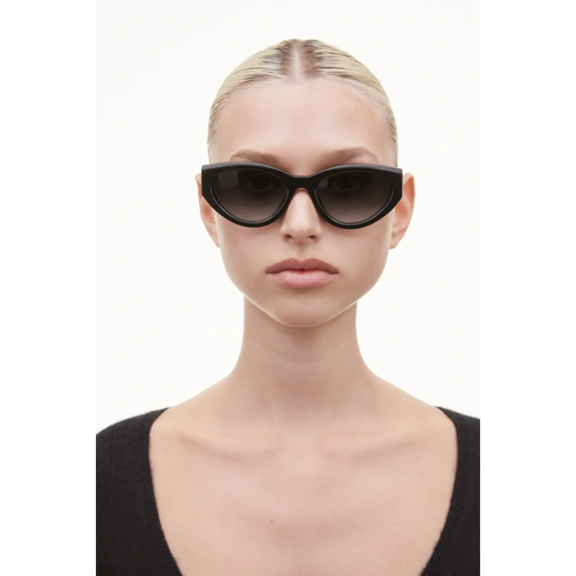 Female Chimi 06 Sunglasses - Black Gradient