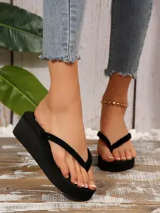 Summer ultra light thick bottom flip flops for women, black comfortable breathable water beach sandals suitable for indoor and outdoor wear Footwear for beach