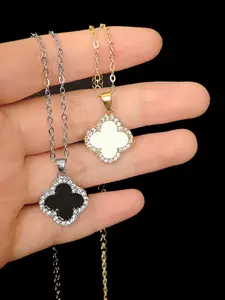 Four leaf clover fashionable small fragrant style Charms Necklace with a light luxury collarbone, suitable for daily wear, vacation and dating occasions, and also a surprising exquisite small gift.