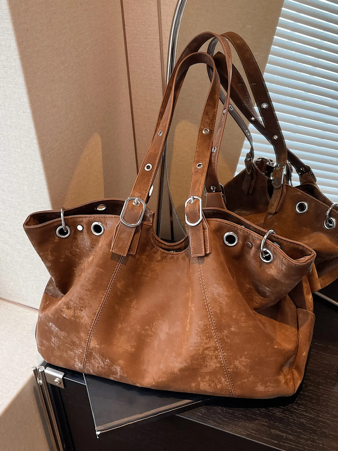 Niche design retro fashion shoulder tote bag, metal buckle decoration old texture commuter handbag, versatile casual shoulder bag, Fashion bags, multiple colors available, suitable for daily travel, shopping, etc., Pu Tote Satchel