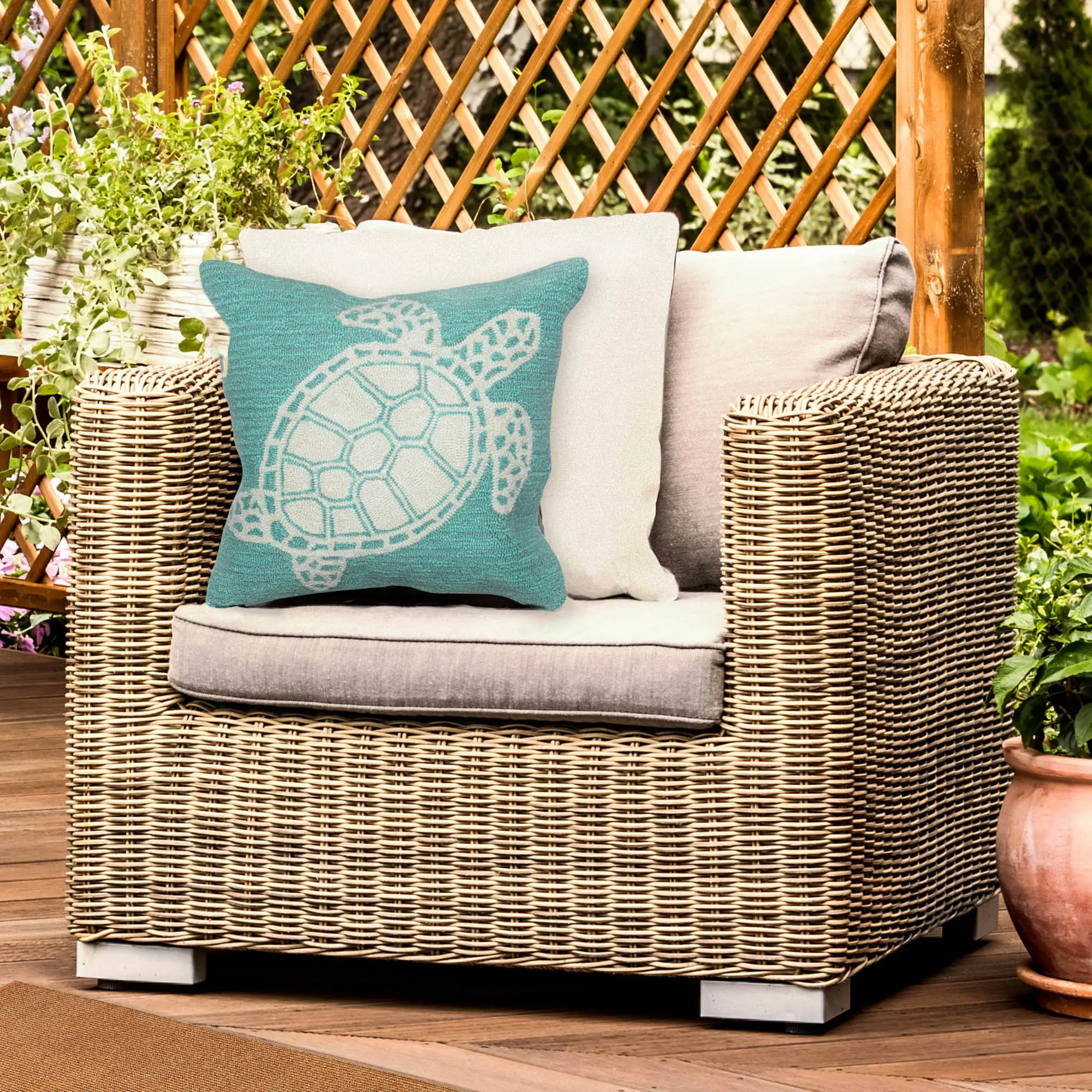 Lush Decor FRONTPORCH Indoor/Outdoor Handmade Pillow - Contemporary Geometric Coastal Animal Accent  (Turtle)