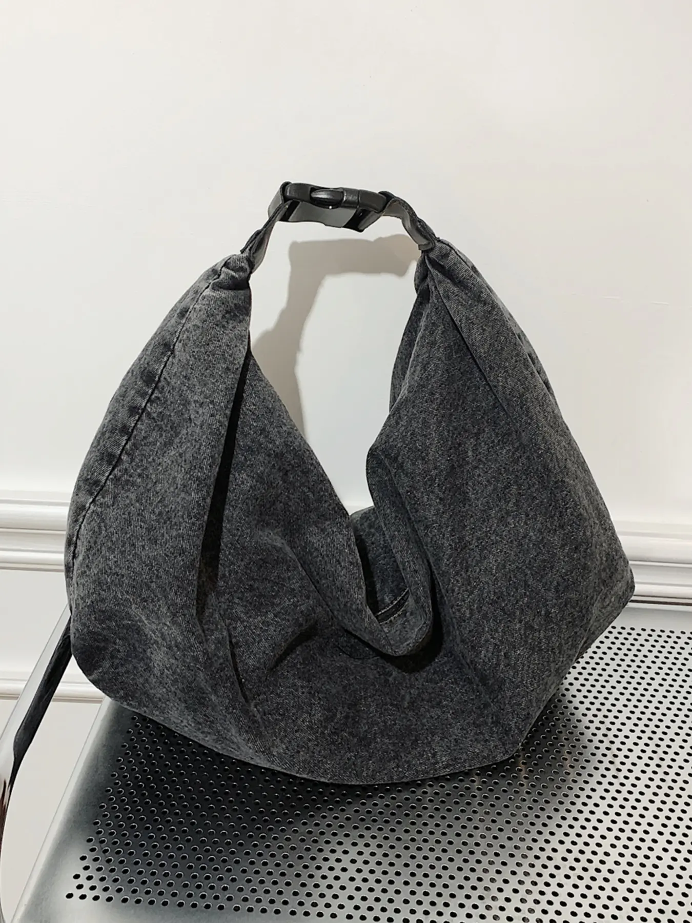 Retro distressed denim pleated design one-shoulder tote bag, Fashionable Bags, wide shoulder strap underarm bag, casual fashion suitable for students, office workers daily commuting, shopping etc., Trendy Vintage Bag