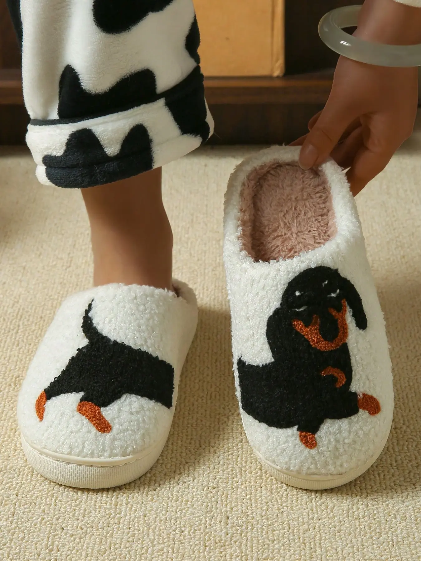 Women's Plush Pug Dog Home Slippers, Fuzzy House Shoes, Rubber Sole Non-Slip Indoor Shoes, Cute Floral Pattern, Textile Upper, Winter Comfort
