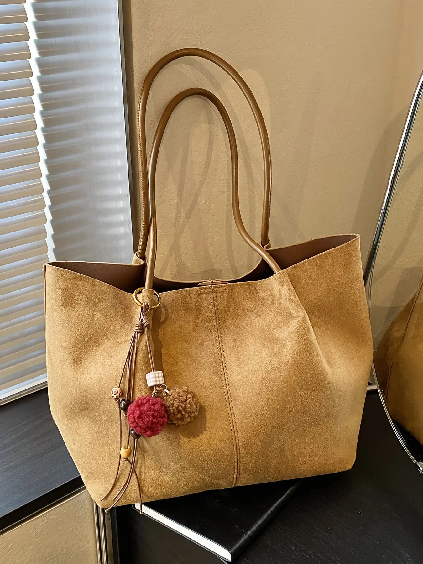 Retro stylish  simple one-shoulder handbag with a pompom pendant， Niche design casual   versatile one-shoulder commuter shopping bag，Available in a variety of colors. Suitable for daily travel, shopping, travel, etc. Casual Shoulder Purse