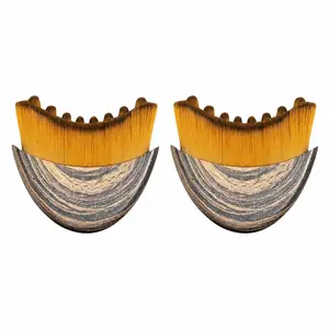 Ergonomic dry massager shapes jawline and chin. It promotes lymphatic drainage, relieves facial tiredness and reduces puffiness. Fits facial contours perfectly for cozy targeted massage.