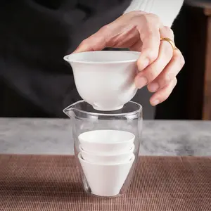 Portable travel tea set, made of jade, equipped with an elegant white covered bowl and a transparent glass kettle, suitable for tea lovers who like traveling.