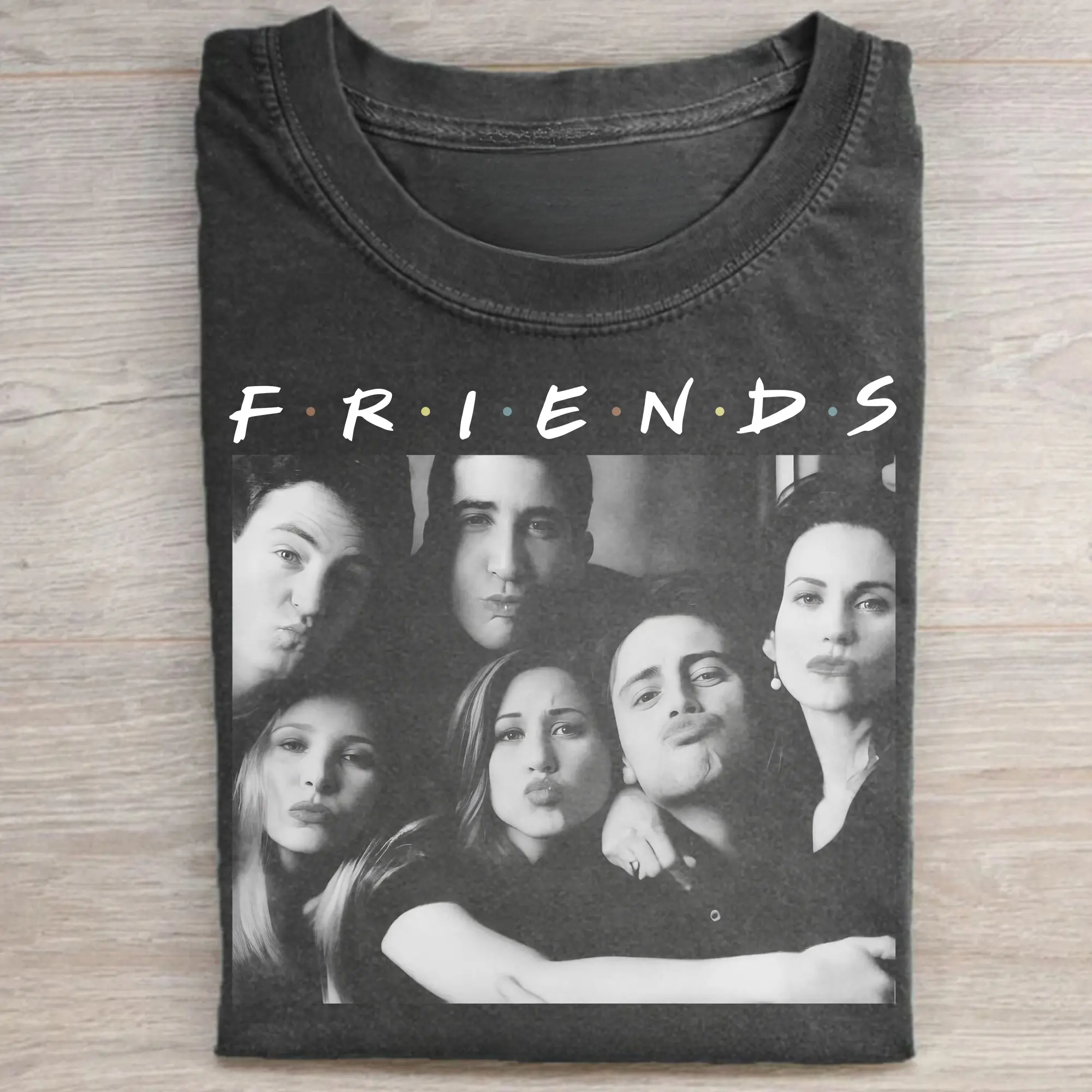 Men's Fitted Cotton Short Sleeve Crew Neck T-Shirt - Retro 90s Friends TV Show Graphic Top, Chandler Bing Group Photo Vibe & Iconic Scenes Design, Cute All Seasons Expandable Streetwear, Lightweight Gift Tee (Cold Wash, Do Not Dry Clean)