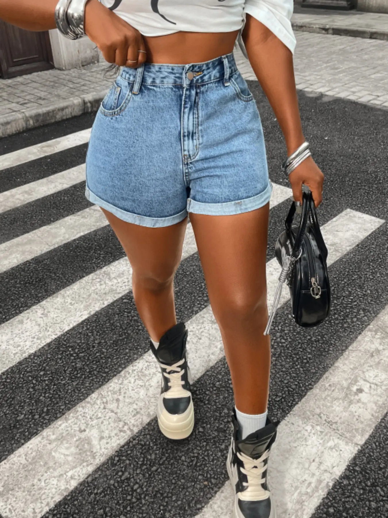 Women's Casual Denim Shorts, Casual Fitted Shorts, Casual Waist Shorts, Rolled Hem Design, Summer & Spring Fashion, Daily Wear, Comfortable & Stylish, Perfect for Vacations, Casual Jean Shorts