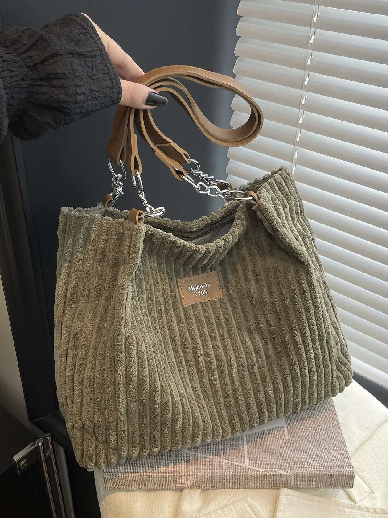 Retro casual corduroy material autumn and winter tote bag, fashionable high-end letter pattern daily commute easy to match shoulder bag, Stylish tote bag, Trendy Commuting Bag, Fashion Patterned Bag, Casual Commuter Bag