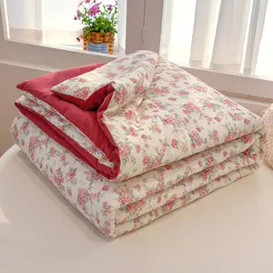 Underwater World Themed Summer Quilt, Soft and Breathable Lightweight Summer Blanket, Summer Cooling Quilt with Jellyfish and Marine Life Patterns, Suitable for Sumer Bedrooms, Offices, Beds, Living Rooms, and Home Leisure Use