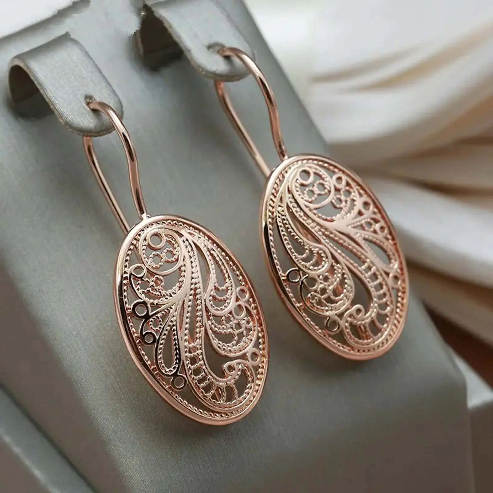 Retro Hollow Lightweight Artificial Gemstone Earrings - Classic Vintage Old Style Hollow Out Decorative Jewelry, Elegant Literary Creative Design for Daily-Party Wear, Limited Edition Gifting Option, Classic Vintage Earrings, Decorative Jewelry Earrings