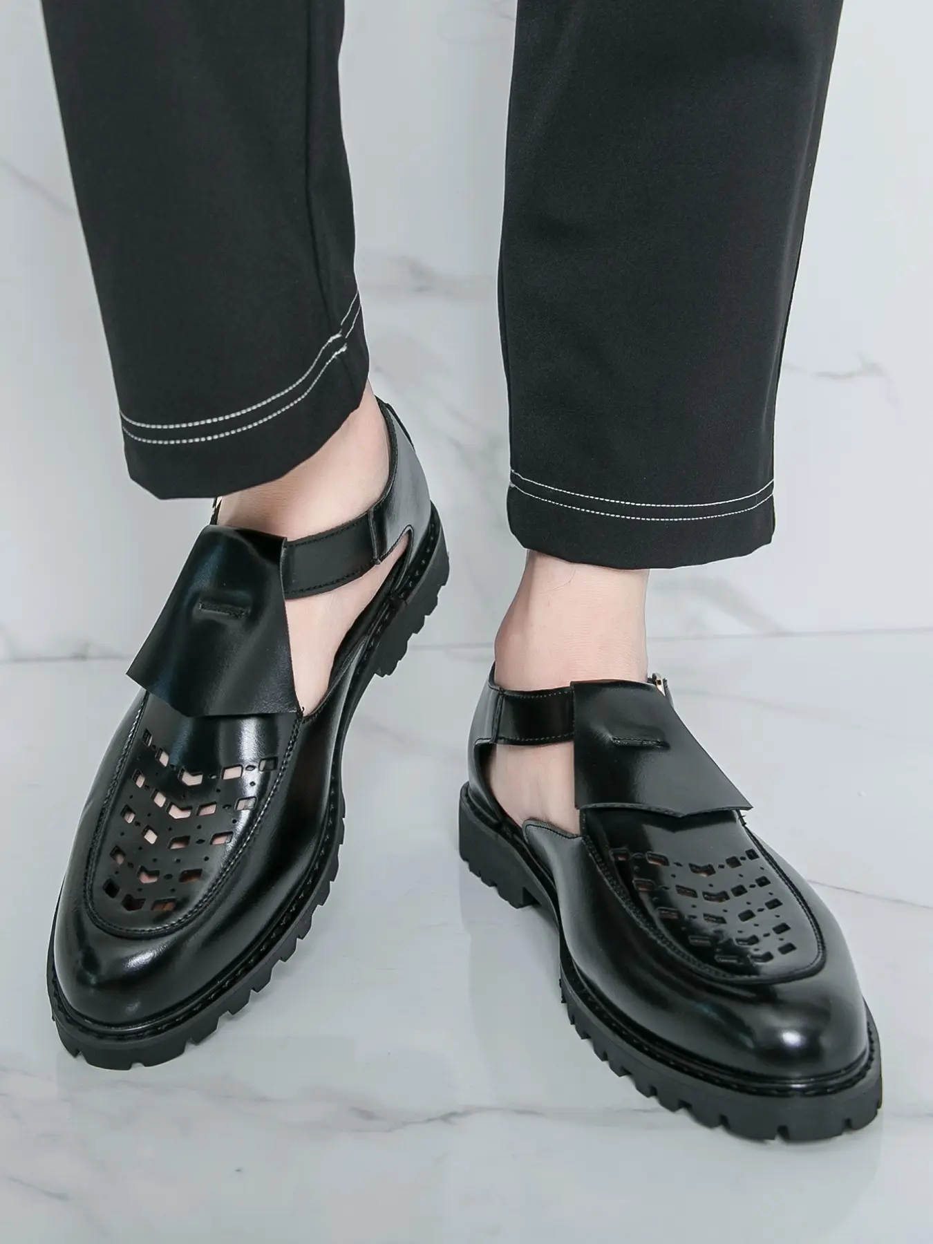 Men Summer Breathable Hollow Out Design Pu Leather Sandals Luxurious Business Casual Open Toe Shoes with Leather Buckle Strap Strapy Sandals