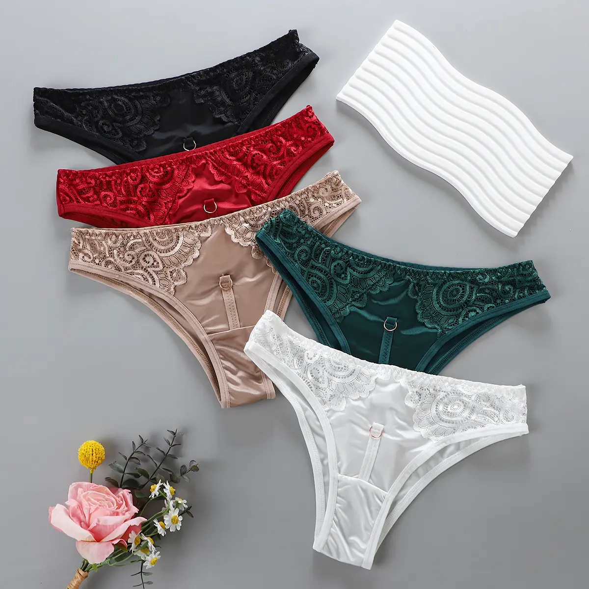 5-Pack Women's Lace Panties, Low Waist Briefs in a Soft Smooth Fabric, Breathable Underwear with a Comfortable Basic Fit, Elastic, Lacy