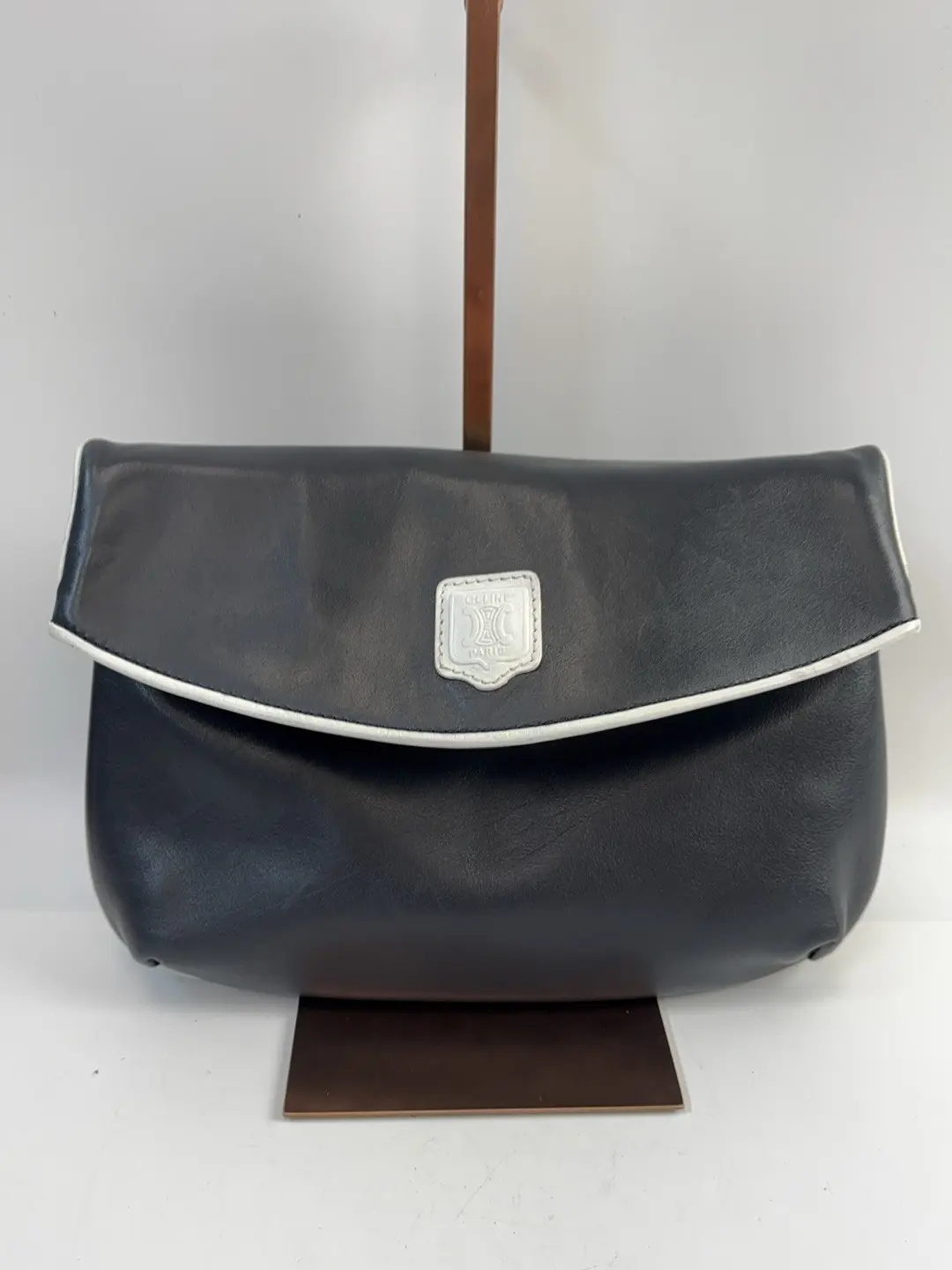 Pre-owned caver Shoulder Bags Vintage Celine Black Leather Flap Clutch with White Trim Triomphe Badge