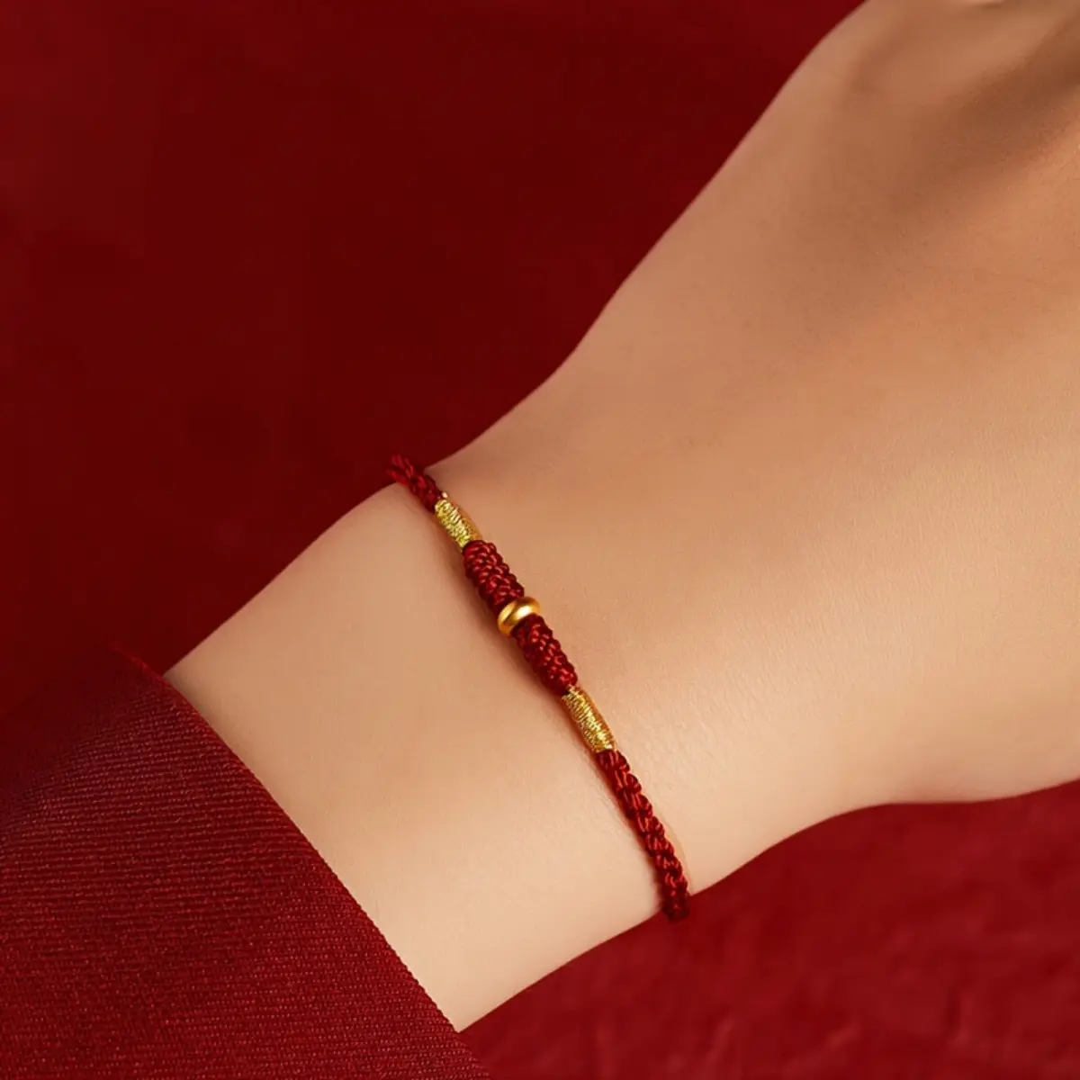[Lucky Bracelet] This red gold lucky bracelet is suitable for both men and women.The hand-woven bohemian-style beaded pendant is suitable for all seasons and is perfect for everyday wear or casual occasions.