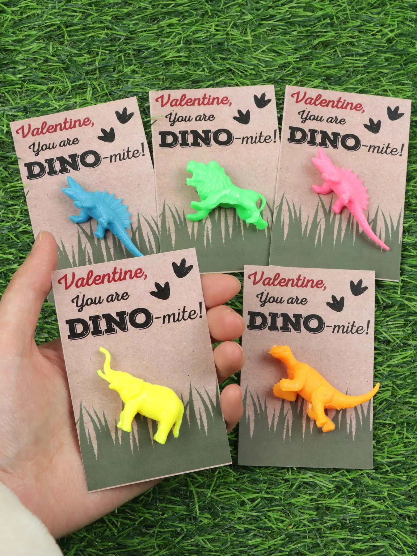 10pcs Dinosaur Charm with Valentine Card, Dinomite Dinosaur Valentines for Lovers, Pocket Hug Dinosaur CharmPerfect Gift for Any Occasion: Birthday, Valentine'S Day, Friendship Day, Back-To-School, or Missing You