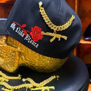 Pin Metálico Cuernito de Oro Adiamantado with Gold Chain