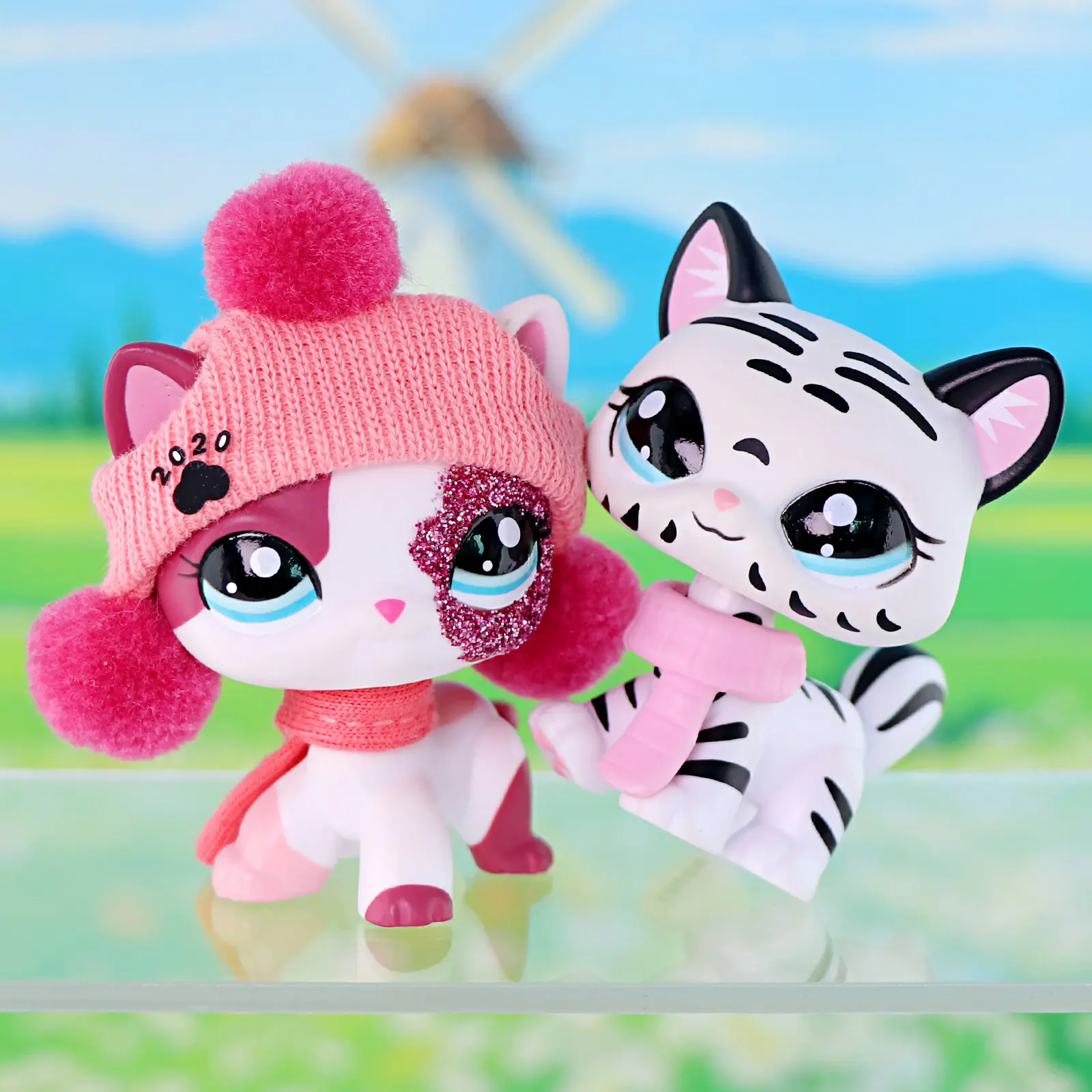 2 pcs Cute Mini Cat Figurines Set, Sparkly Kitten & White Tiger Kitty Figures with Winter Accessories, Collectible Cartoon Animal Ornaments, Desktop Decor Gift for Collectors