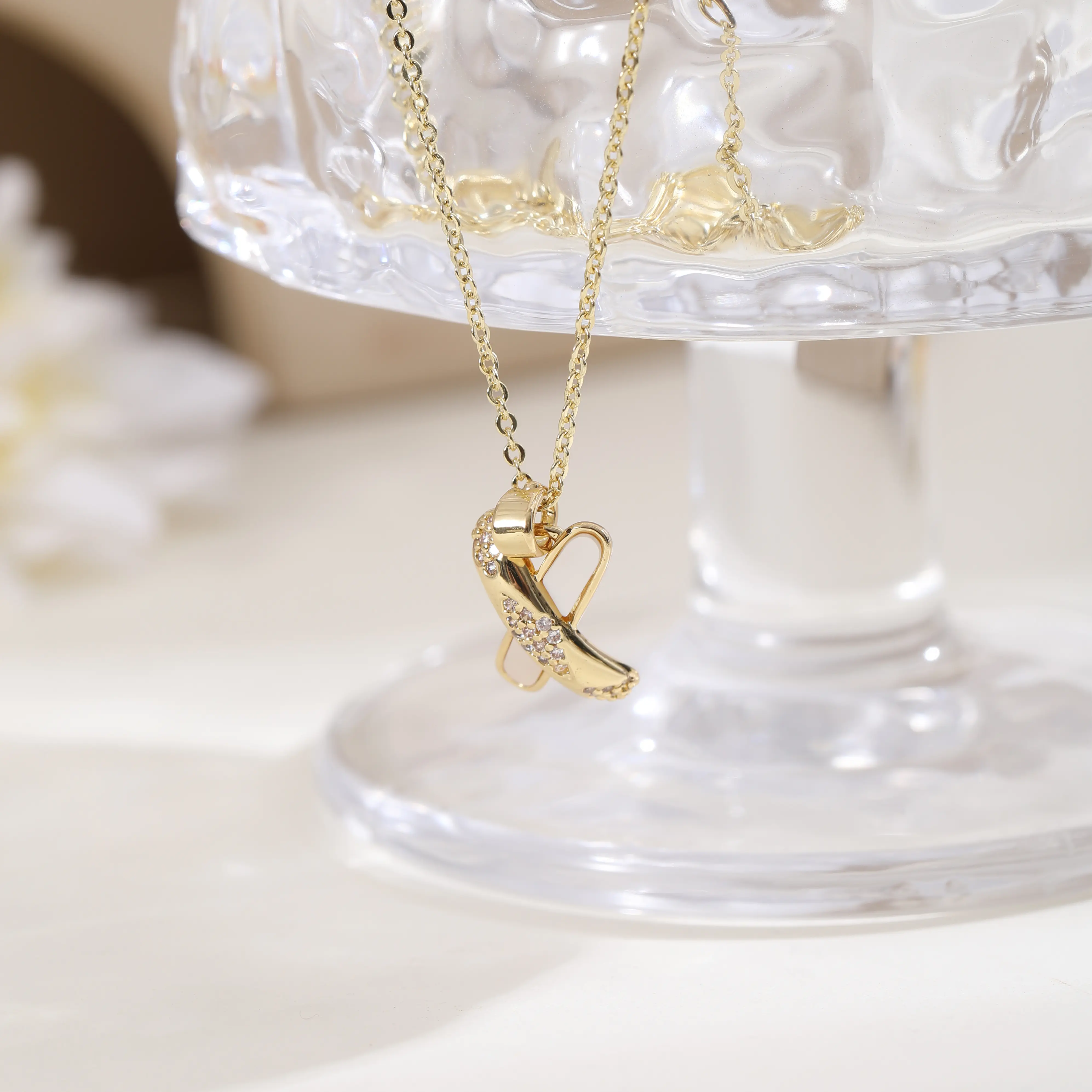 X-shaped 14K gold-plated copper chain with inlaid pearls—an elegant, light luxury necklace for women, perfect for parties and dates