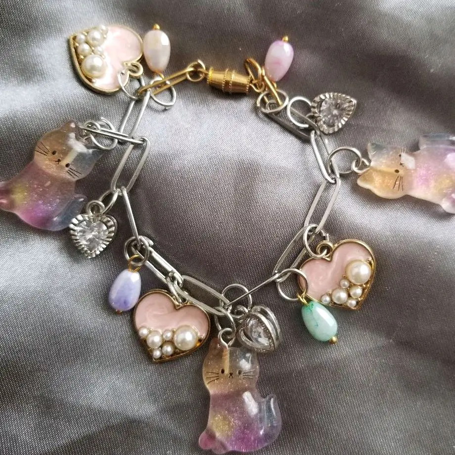 LipsGal Cosmetics LLC Kitty Lovers Charm Bracelet with Pastel Cat Charms and Pearl Accents for Cat Enthusiasts