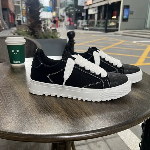 Fashion platform skate shoes featuring star outline stitching design. Classic black and white color scheme, lightweight cushioned sole, perfectly match jeans and various everyday casual looks.