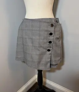 #61 White/ Black Plaid Buttoned Skirt