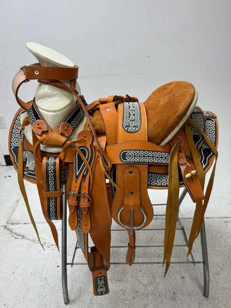 Charro Saddle 15.5” – Miel Dorado Bordada (Greca Edition) – Set Completo