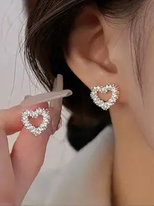 Elegant Hollow Heart Silver Color Stud Earrings for Women, Trendy Jewelry, Simple and Luxurious Design, Perfect for Daily Wear and Special Occasions
