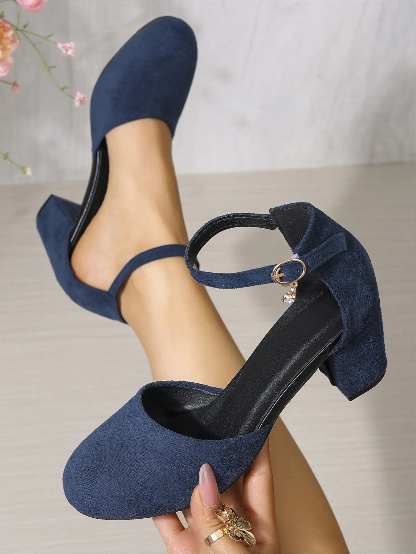 Women's new plus-size round-toe buckle chunky heel shoes for outdoor wear, stylish, simple, comfortable, suitable for daily shopping and gatherings, Elegant party footwear, versatile high-heeled shoes Footwear, Fashionable party shoes