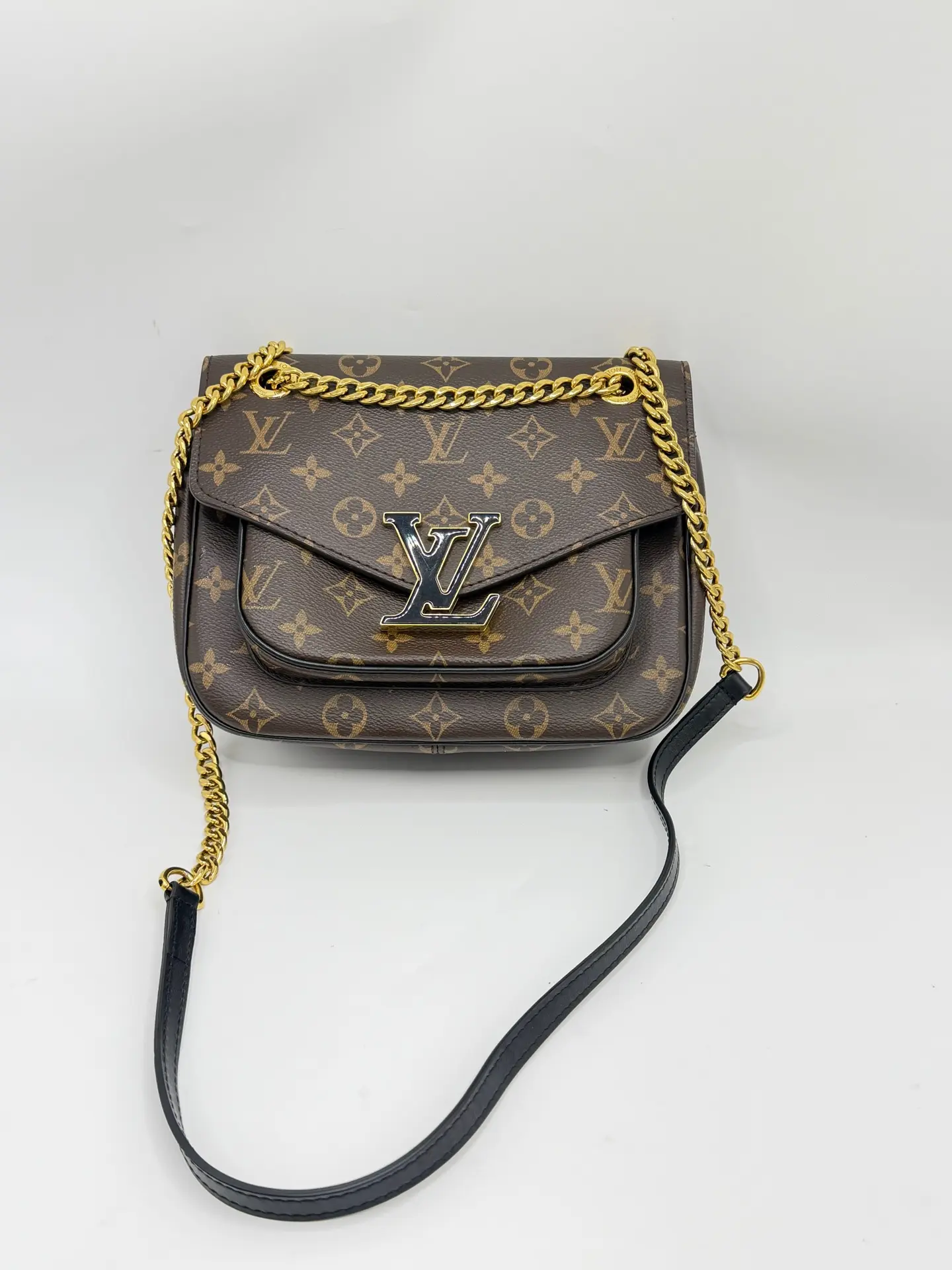 Pre-owned Louis Vuitton Passy Monogram Canvas Messenger Bag with Enamel Clasp, 2020 Date Code, Chip & Date Code Coexistence, Slight Odor, Minor Crack on One Side Edge,Size: 22 × 19 × 8 cm.