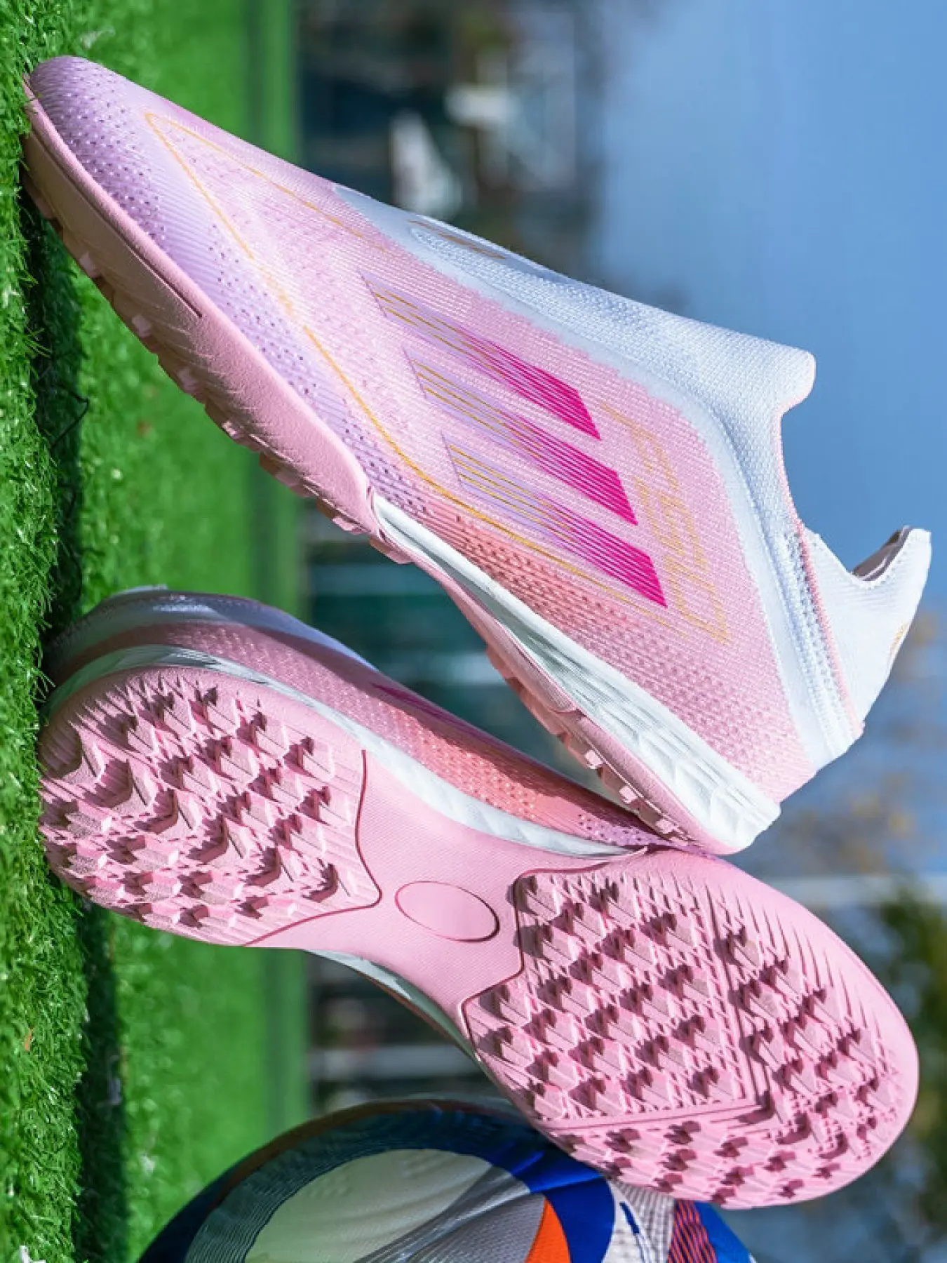 Pink Laceless F50 Soccer Shoes for Women Men Youth Ultra Comfort Lightweight TF Turf Football Cleats Breathable Non-Slip Indoor Outdoor Training Casual Athletic Football Boots, Sports Shoes