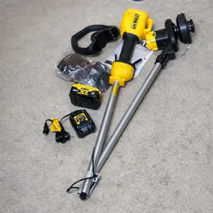 DEWALT 20V MAX* String Trimmer Kit, 4 Ah Battery & Charger DCST925M1