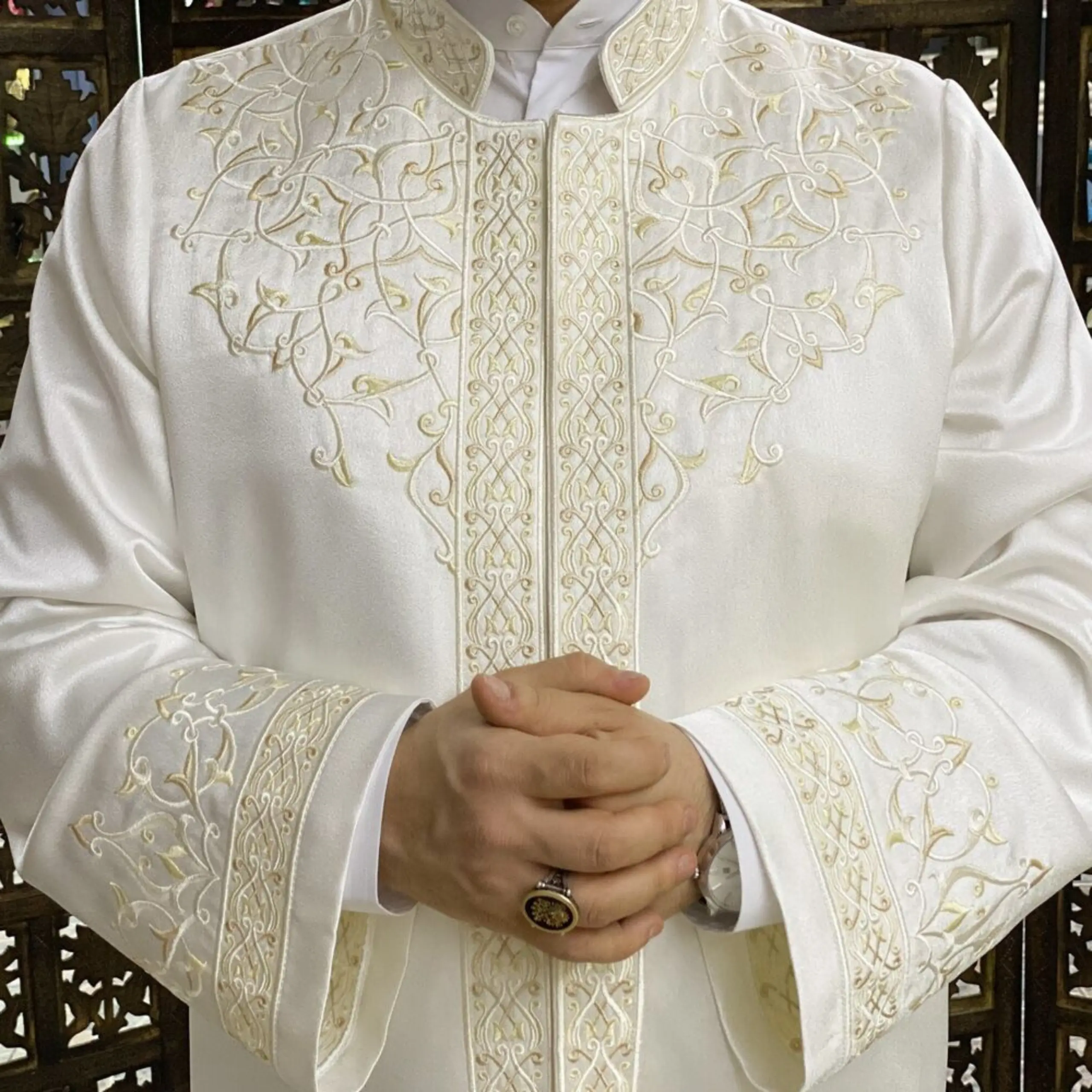 Men's Embroidered Thobe with Dominant Collar, Long Sleeve Islamic Jubba with Lined Interior - Lightweight All Seasons Casual Gift for Dads, Machine Dryer Not Recommended, Boyfriends, Fathers, Collared Neck, Ideal Islamic Gift
