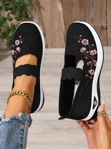 Women's casual flat slip-on shoes with embroidered upper, suitable for early-year women and mothers to wear, comfortable and breathable, all-season outdoor walking shoes Rubber Footwear Breathable Summer Footwear