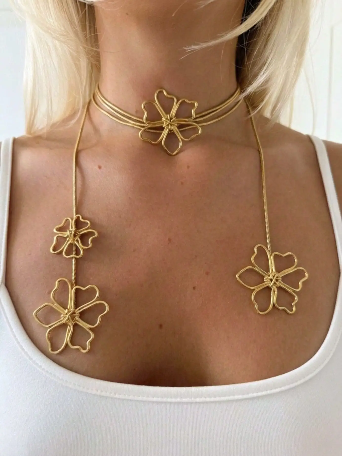 Elegant Metal Floral Pendant Long Layered Chain Choker Necklace, Vintage Design for Women, Luxury Accessory for Daily/party Wear, Chain Necklaces, Choker Jewelry
