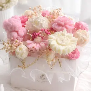 Handmade Floral Candle Bouquet with Bear & Heart Accents – Velas Yoyi  . Bouquet de velas Ramo especial de velas florales con osito y detalles de corazón para regalo – Velas Yoyi