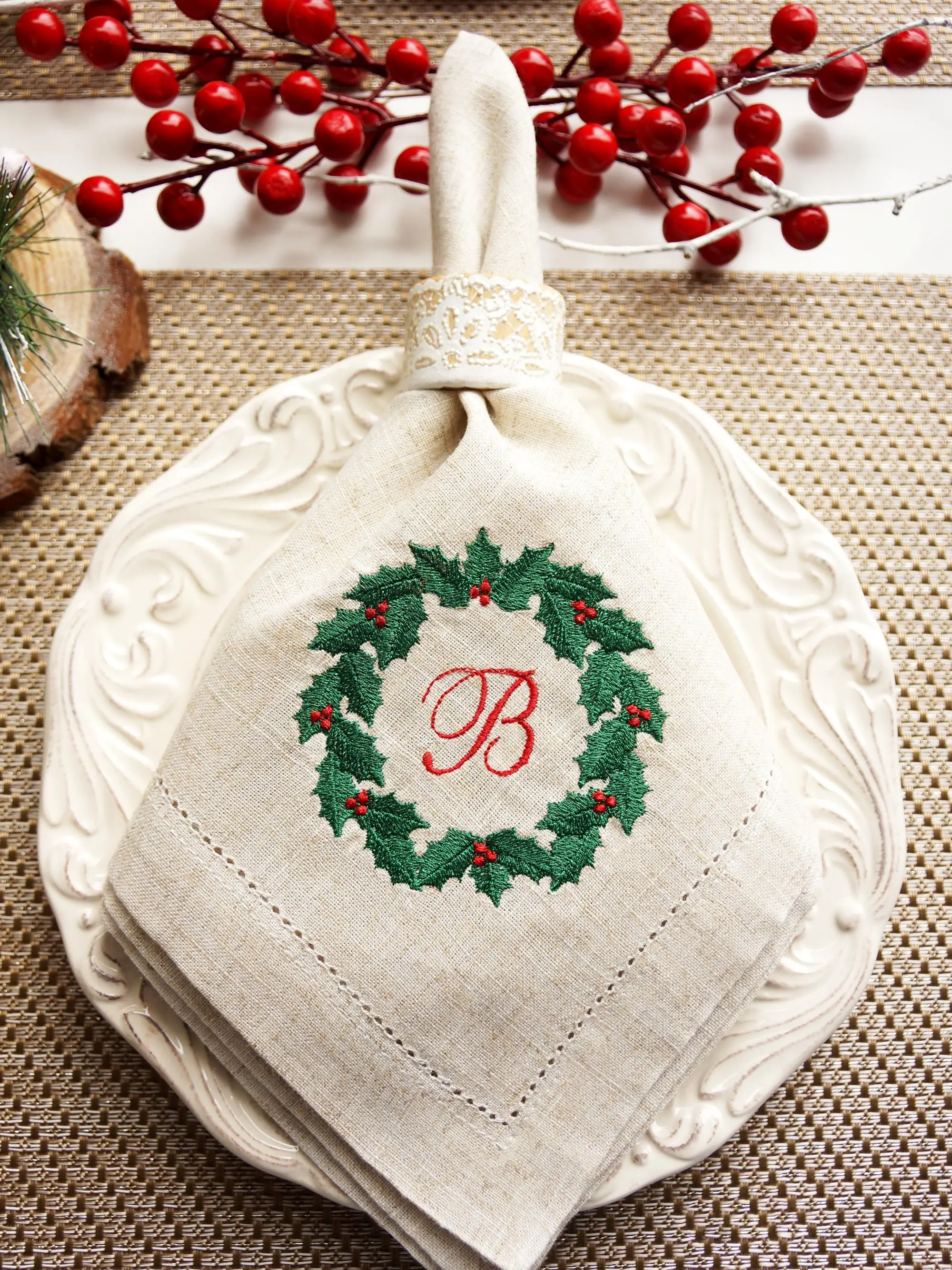 Christmas linen napkins, personalized embroidered napkins, dinner napkins with monogram, embroidered winter wreath napkins, hostess gifts
