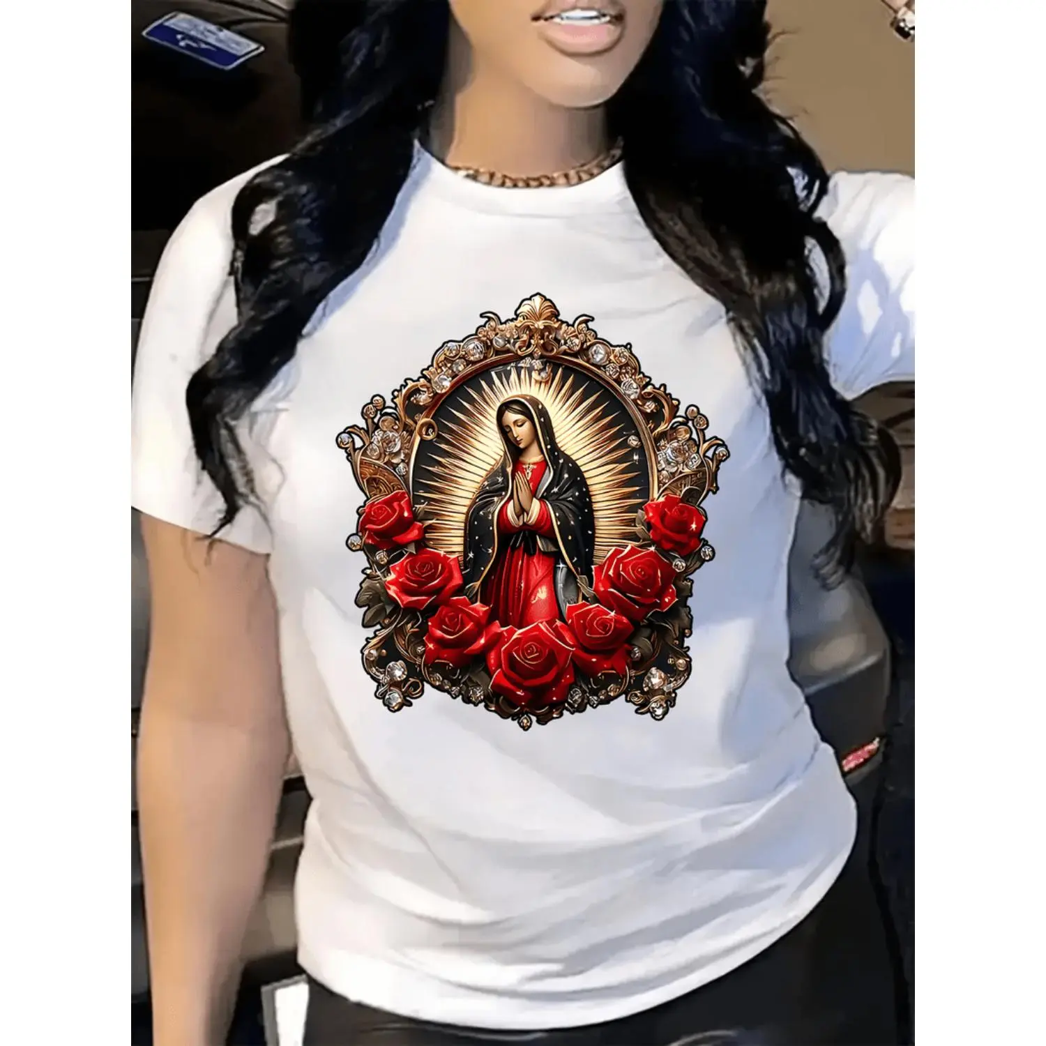 New Women'S Printed Round Neck Short Sleeve Casual T-Shirt, Spring And Summer Fashion, Featuring a Virgin Mary Praying Among the Roses, Perfect As a Gift for Sisters Or Wives.