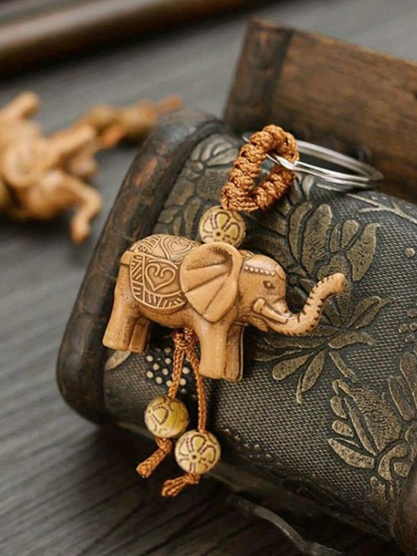 Vintage Elephant Design Keychain for Bags, Handmade Keychain, Cute Elephant Pendant Keychain for Men & Women, Boho Style Keychain for Bag Decoration, Charms, Keychain Wristlet Strap, Keychain for Purse, Keychain Accessory, Animals Keychain Decor